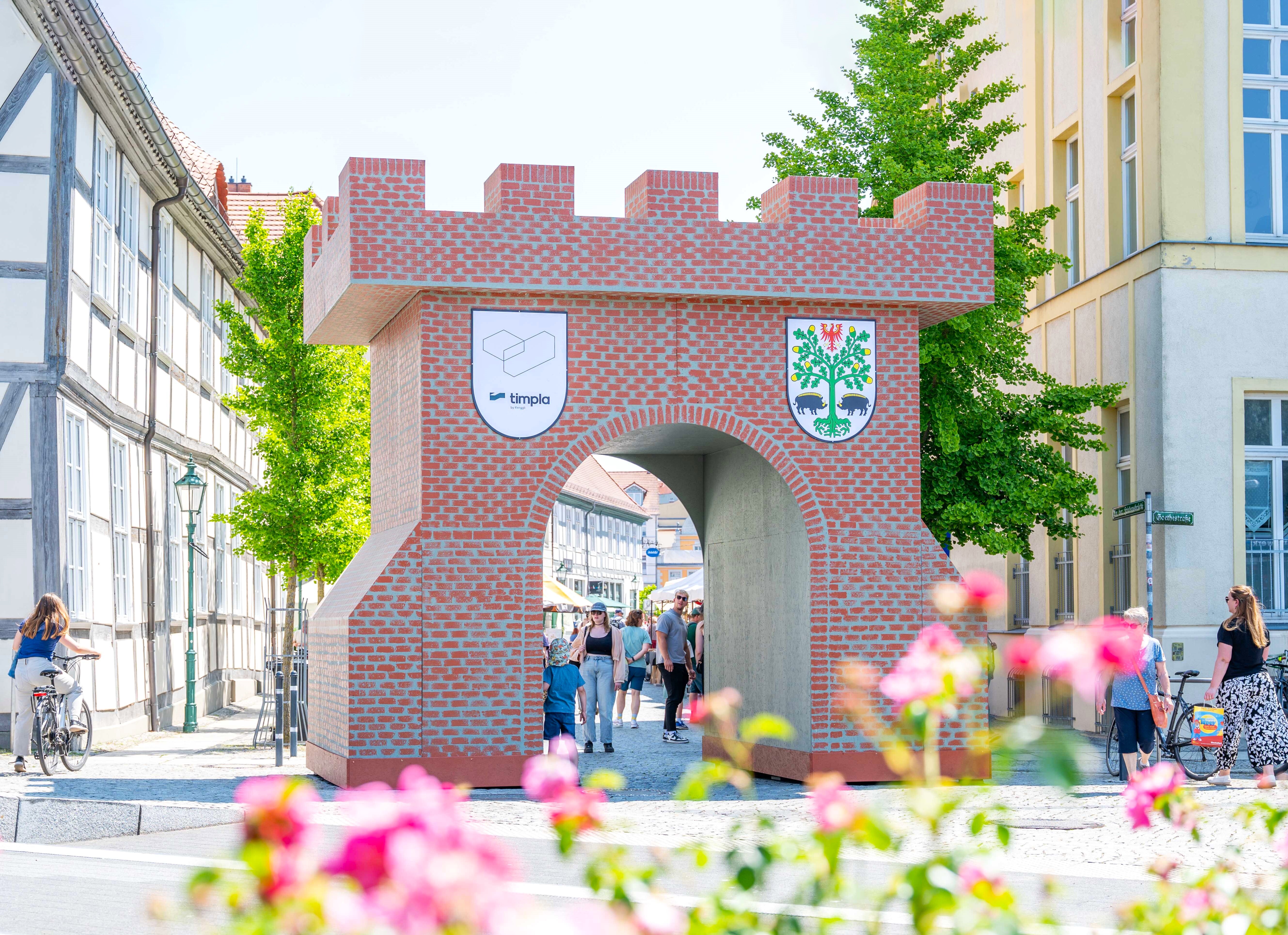 Historie trifft modernen Holzbau: Unser Stadttor als Herzstück des Waldstadt-Festivals 2025