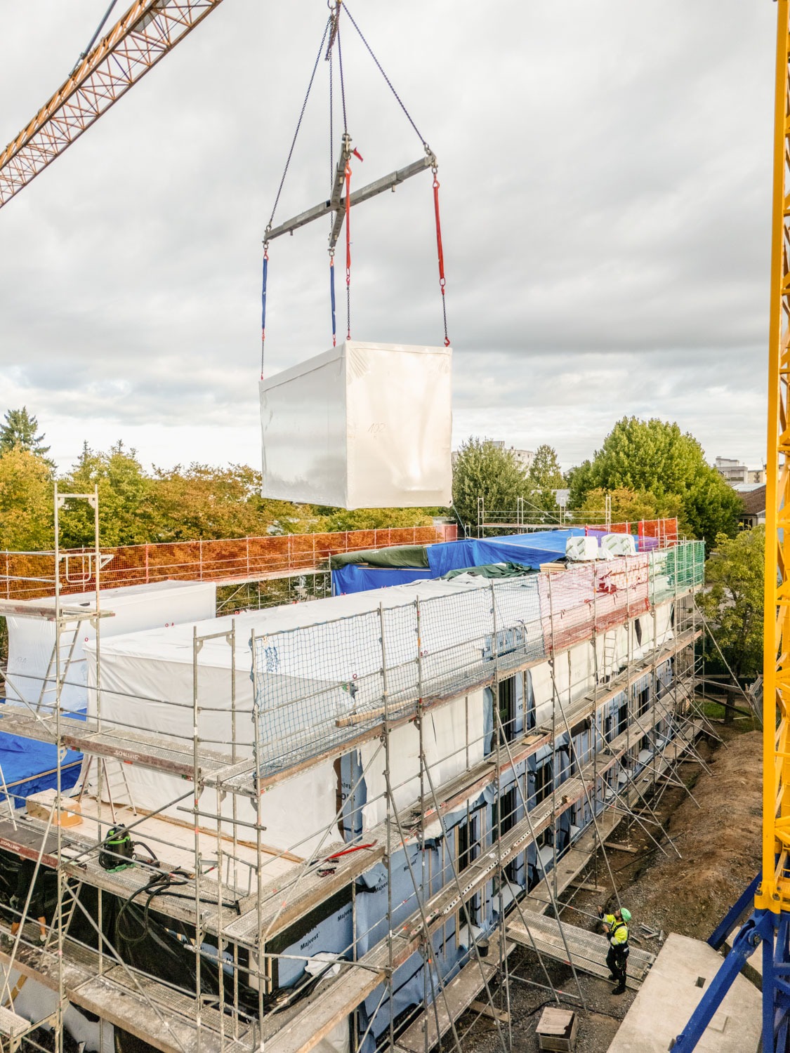 Baustelle_Modul_setzen Die Fertigungsstraße für Elemente & Module in Rahmenbauweise im Werk von timpla by Renggli