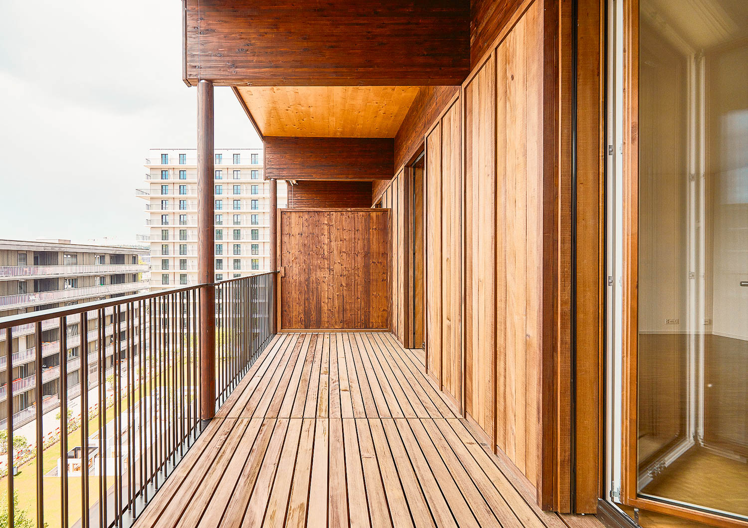 Bilder Holzhäuser, Holzmodulbau Ein Referenzfoto eines Freilager Aufbaus aus Holzmodulen in serieller Fertigung