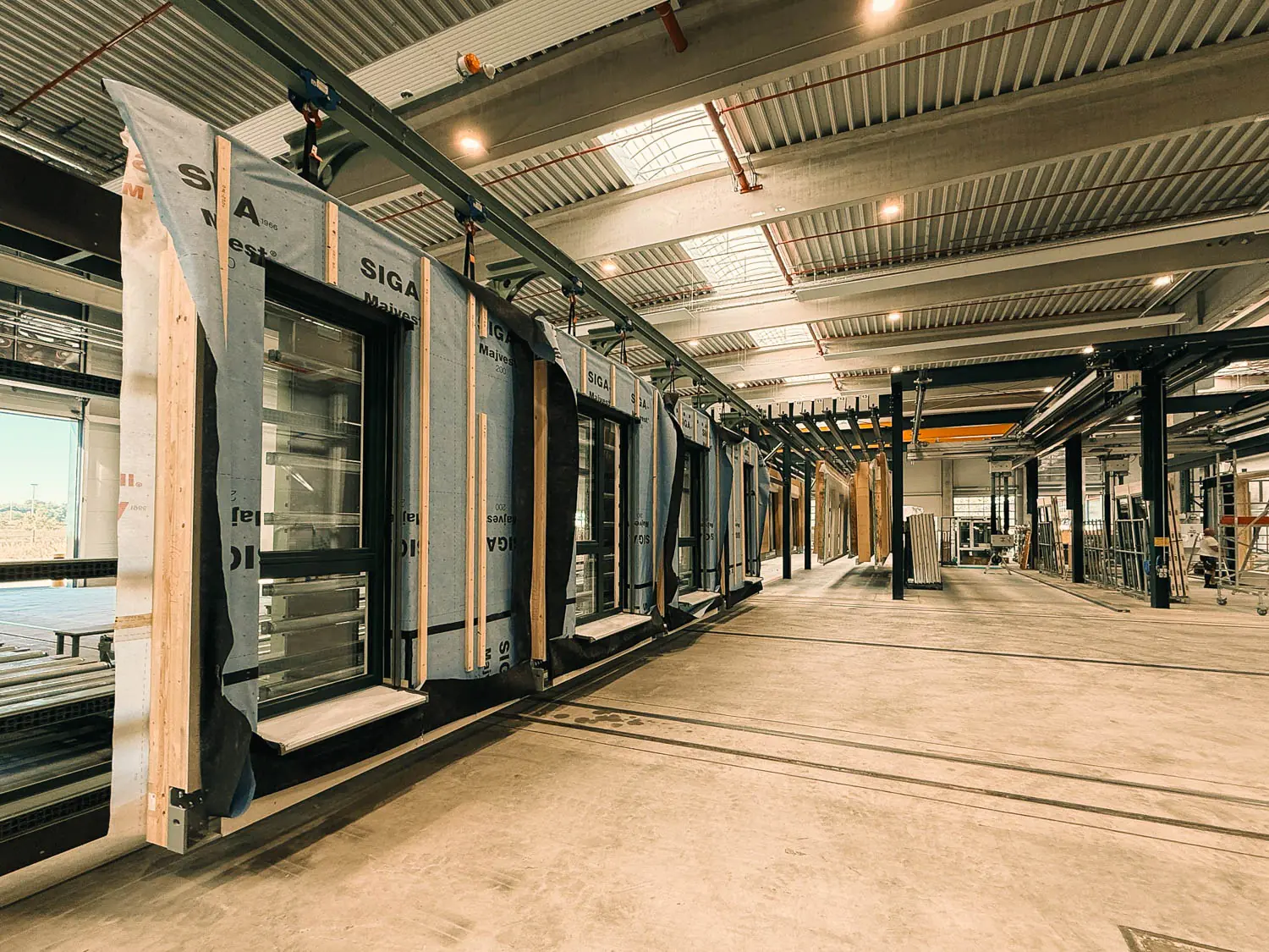 Projekt Schule Viernheiim Die Fertigungsstraße für Elemente & Module in Rahmenbauweise im Werk von timpla by Renggli