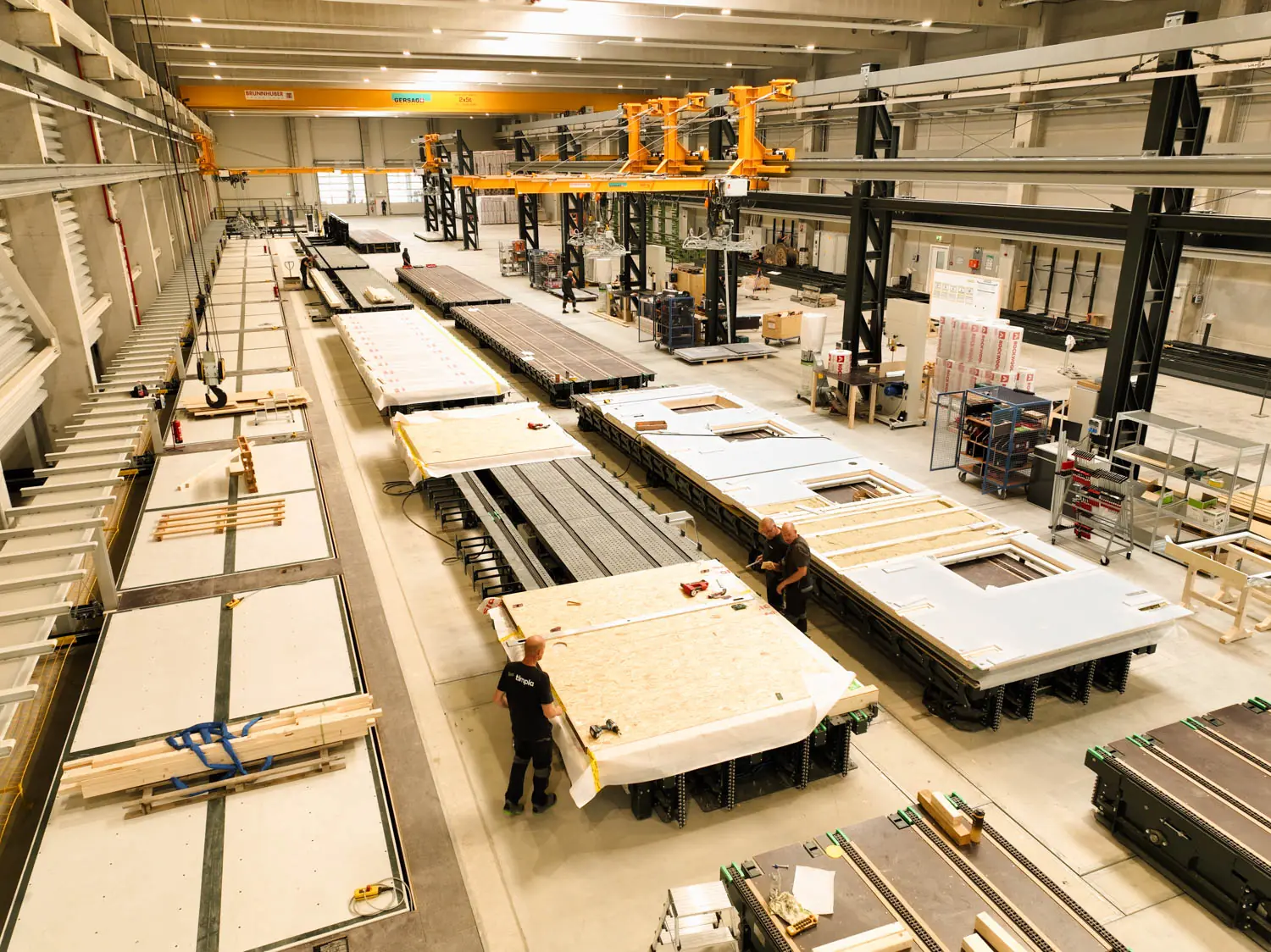 Fertigungsstraße Elemente im timpla Werk Brandenburg Die Fertigungsstraße für Elemente & Module in Rahmenbauweise im Werk von timpla by Renggli