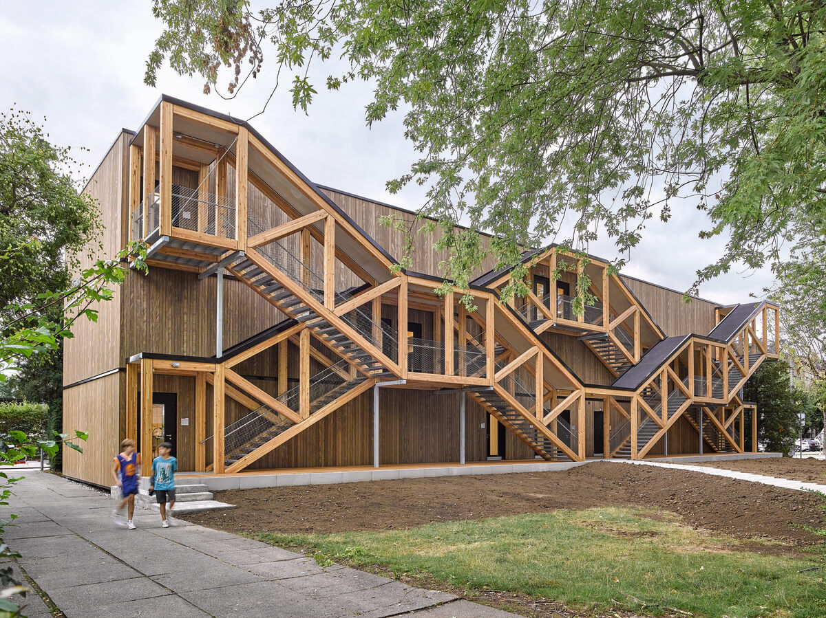 Schulgebäude in Biel mit Holzfassade und Außenbereich